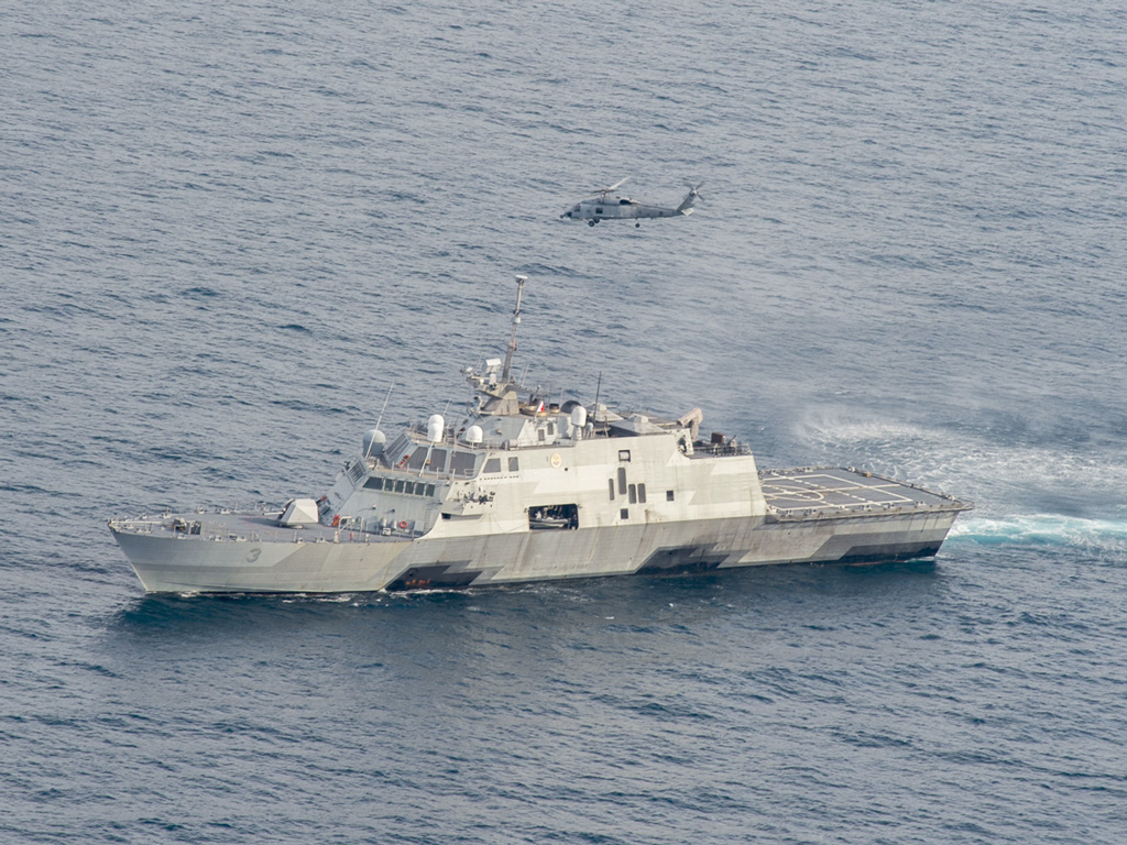 Tàu tác chiến cận bờ (LCS), chiếc Fort Worth của Hải quân Mỹ trên Biển Đông ngày 20.7.2015. Mỹ coi Biển Đông là một trong những vấn đề quan trọng mà nước này quan tâm trong quan hệ với Trung Quốc - Ảnh: Hải quân Mỹ