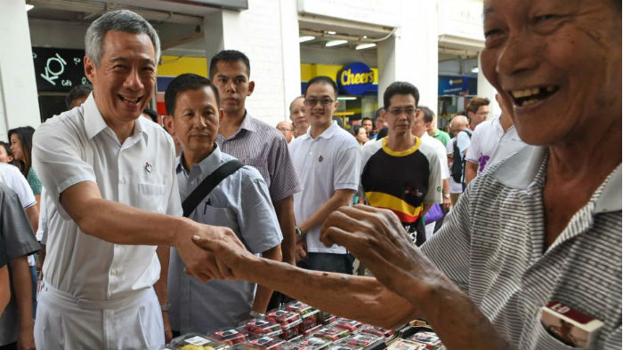 Thủ tướng Singapore Lý Hiển Long thân thiện và gần gũi - Ảnh: AFP