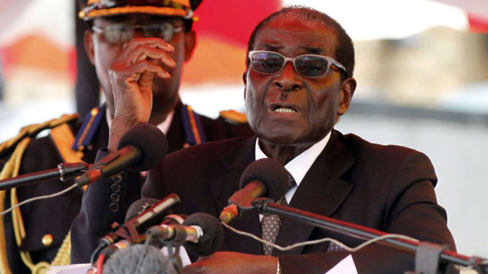 Tổng thống Zimbabwe, ông Robert Mugabe được trao Giải thưởng Hòa bình Khổng Tử năm 2015 - Ảnh: Reuters