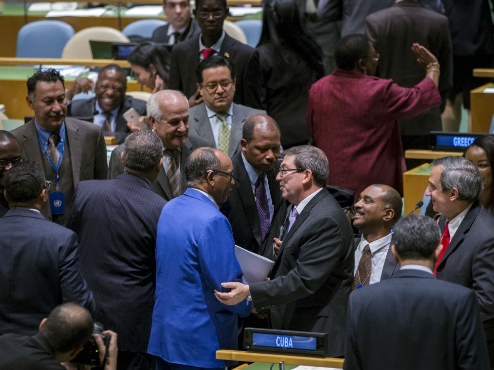 Đại diện các nước chúc mừng Ngoại trưởng Cuba Bruno Rodrigue (đeo kính, áo vest đen) sau phiên bỏ phiếu nghị quyết lên án lệnh cấm vận của Mỹ - Ảnh: Reuters