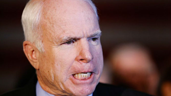 Chủ tịch Ủy ban Quân vụ Thượng viện Mỹ John McCain hoan nghênh quyết định của PCA - Ảnh: Reuters