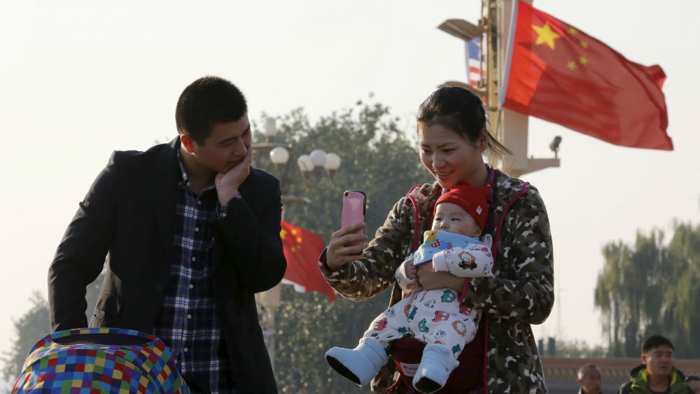 Phải đến năm 2016, các cặp vợ chồng ở Trung Quốc mới được sinh con thứ hai - Ảnh: Reuters