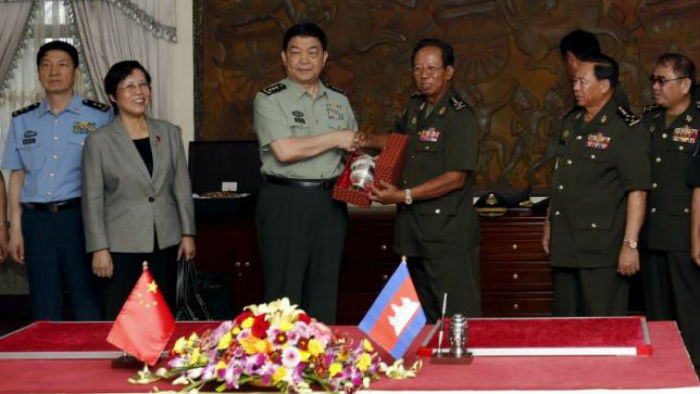 Bộ trưởng Quốc phòng Trung Quốc Thường Vạn Toàn (trái) bắt tay Bộ trưởng Quốc phòng Campuchia Tea Banh - Ảnh: Reuters