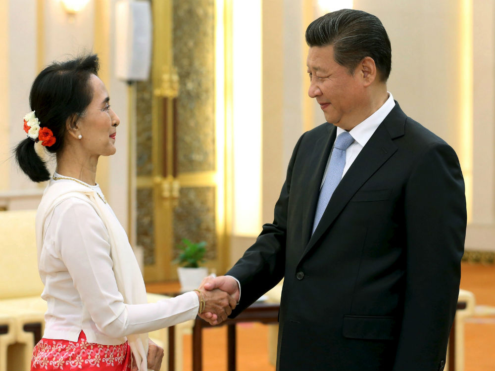 Bà Aung San Suu Kyi và Chủ tịch Trung Quốc Tập Cận Bình trong một cuộc gặp tại Bắc Kinh tháng 6.2015 - Ảnh: Reuters