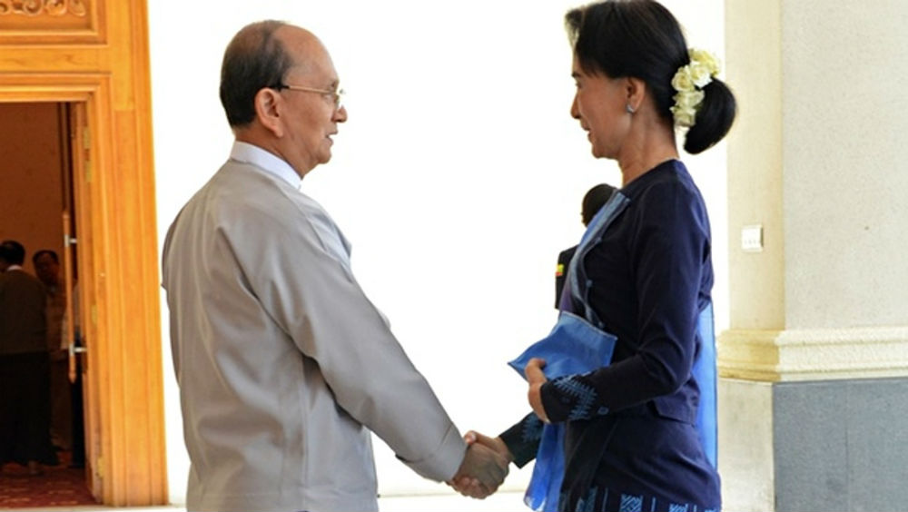 Tổng thống Thein Sein chúc mừng chiến thắng của đảng NLD do bà Aung San Suu Kyi lãnh đạo - Ảnh: AFP