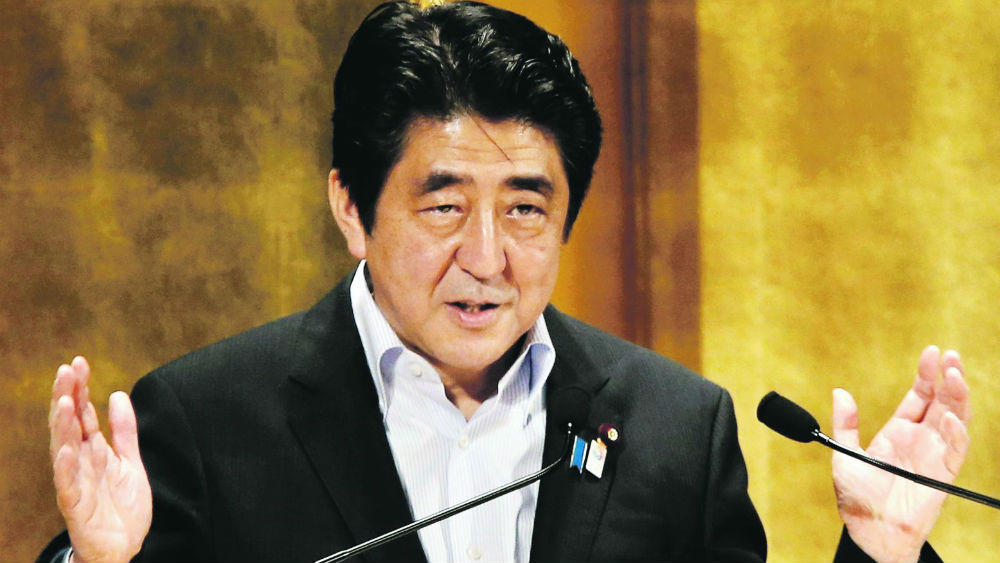 Thủ tướng Shinzo Abe đã bày tỏ quan ngại đối với hành động của Trung Quốc bồi đắp đảo nhân tạo phi pháp trên Biển Đông - Ảnh: Reuters