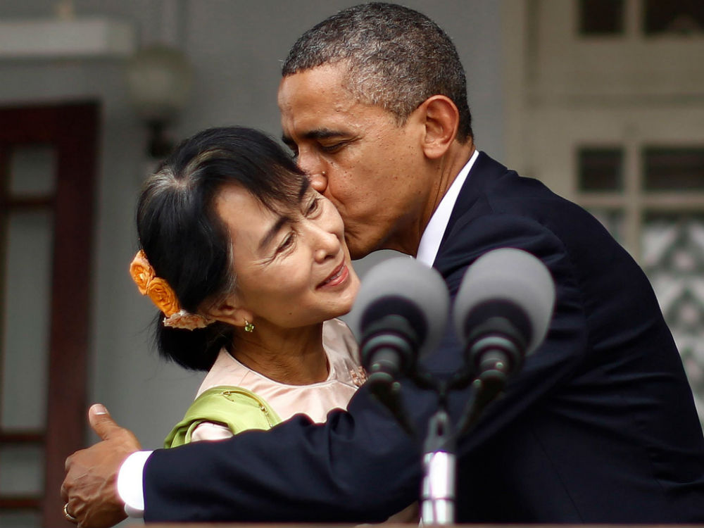 Tổng thống Mỹ Barack Obama chúc mừng bà Aung San Suu Kyi - Ảnh: Reuters