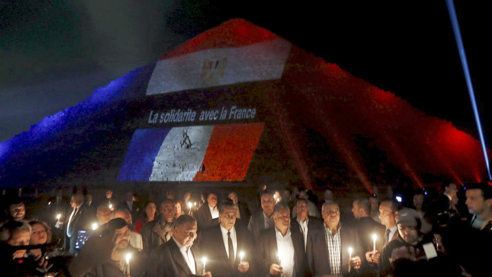 Kim tự tháp được chiếu đèn màu cờ Pháp, tối 15.11 - Ảnh: Reuters