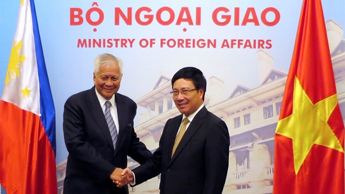 Bộ trưởng Ngoại giao Phạm Bình Minh (phải) và Bộ trưởng Ngoại giao Philippines Albert Del Rosario - Ảnh: Reuters