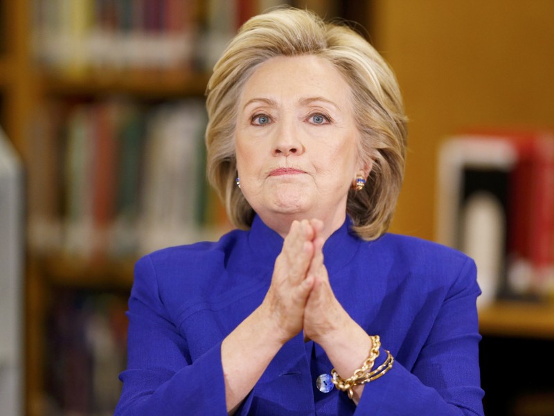 Cựu ngoại trưởng Mỹ Hillary Clinton cho rằng để tiêu diệt IS, Mỹ phải tăng cường không kích - Ảnh: Reuters