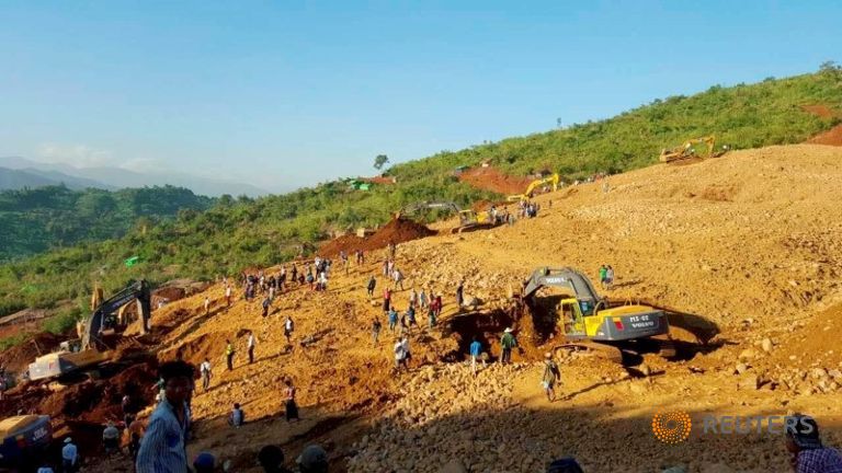 Ít nhất 90 người thiệt mạng trong vụ lở đất tại một mỏ ngọc bích ở miền bắc Myanmar - Ảnh: Reuters