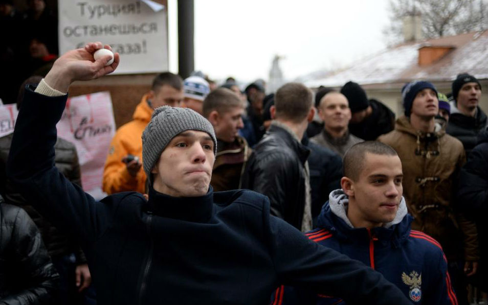 Người Nga ném trứng, đá vào Đại sứ quán Thổ Nhĩ Kỳ ở Moscow - Ảnh: AFP