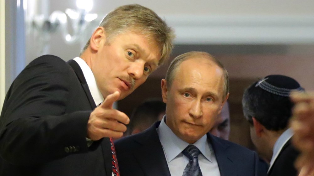 Người phát ngôn Điện Kremlin, ông Dmitry Peskov (trái) tuyên bố việc NATO mời Montenegro gia nhập liên minh khiến Nga phải có các biện pháp đáp trả - Ảnh: AFP