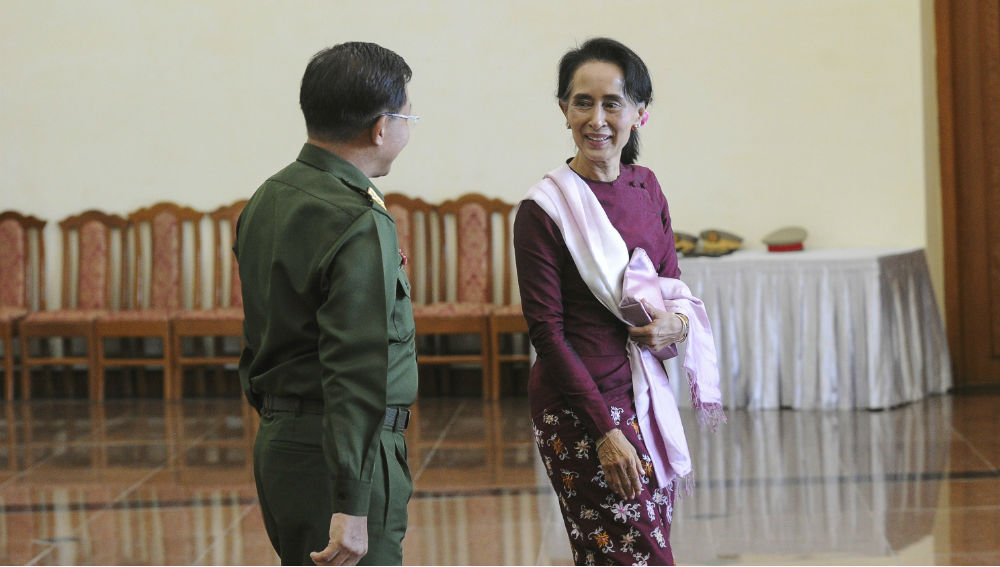 Bà Suu Kyi tiến hành 2 cuộc hội đàm trong ngày 2.12, mở đường cho đảng NLD lên nắm quyền điều hành Myanmar suôn sẻ - Ảnh: Reuters