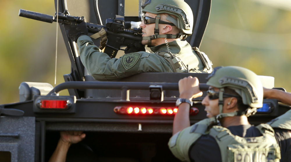Cảnh sát truy tìm nghi phạm gây ra vụ xả súng ở cơ sở khuyết tật tại California - Ảnh: Reuters