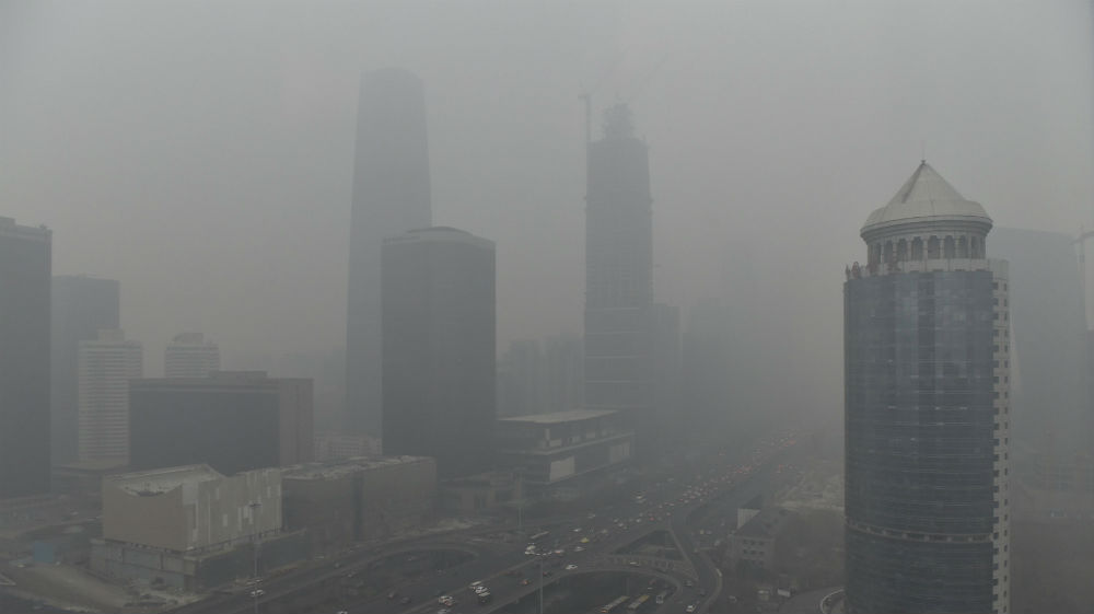 Bắc Kinh ngày 7.12 đã ban bố mức báo động đỏ về ô nhiễm không khí, mức cao nhất trong thang cảnh báo ô nhiễm của nước này - Ảnh: Reuters