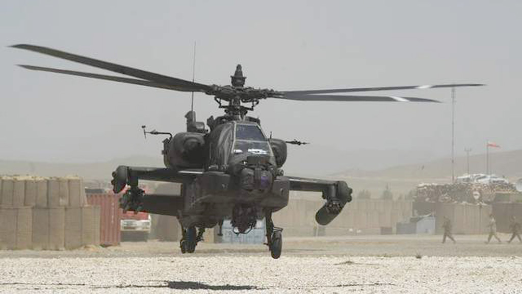 Trực thăng vũ trang AH-64 của Mỹ ở Afghanistan năm 2013. Mỹ khẳng định sẵn sàng cử cố vấn và triển khai trực thăng chiến đấu đến giúp Iraq giành lại thành phố chiến lược Ramadi từ tay IS - Ảnh: AFP