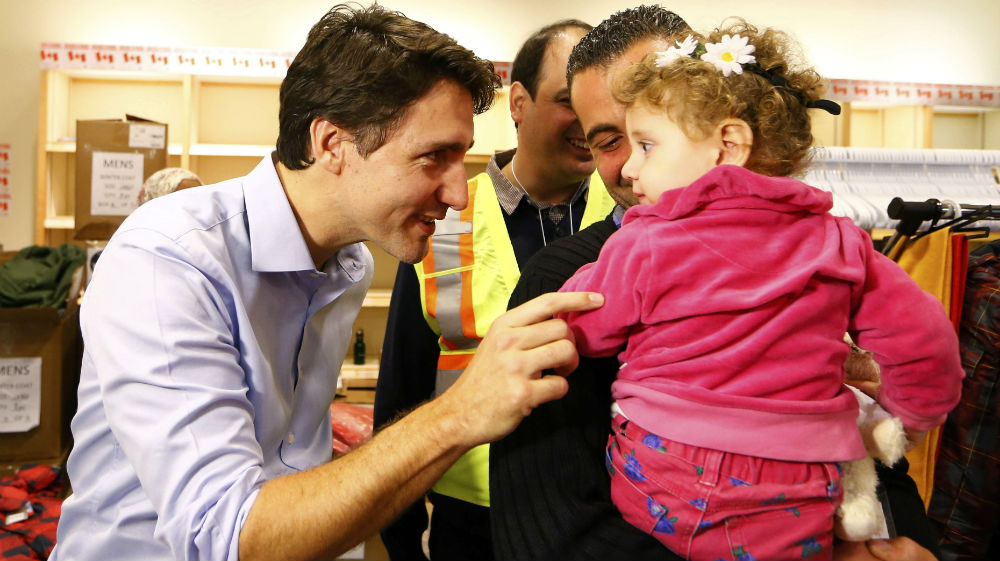 Tân thủ tướng Justin Trudeau chào đón người tị nạn Syria đến tái định cư tại Canada - Ảnh: Reuters