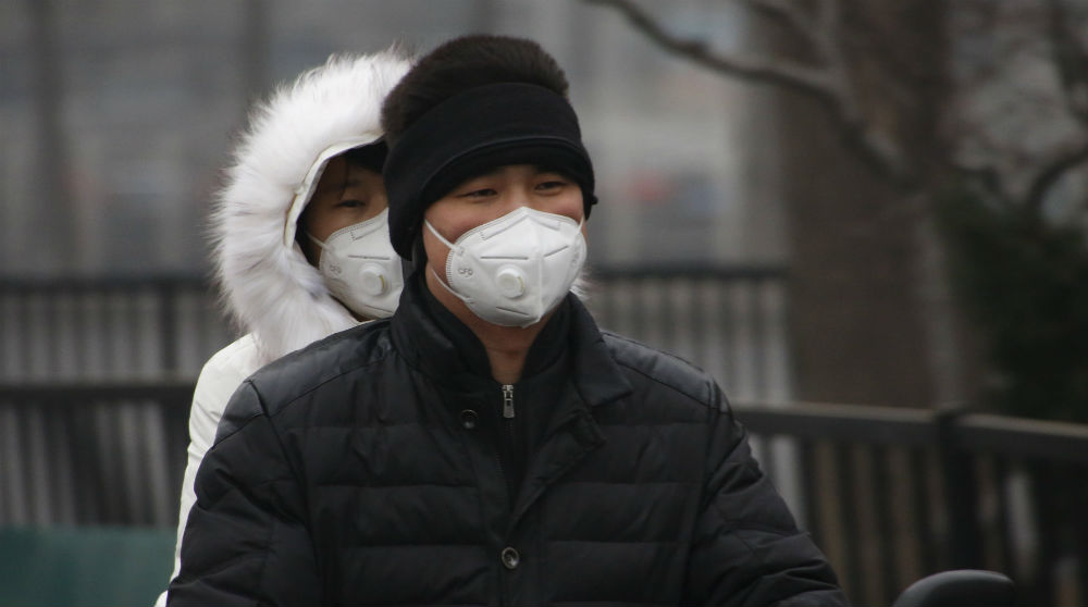 Những người dân Trung Quốc đeo khẩu trang y tế với hy vọng có thể bảo vệ mình trước bầu không khí ô nhiễm trầm trọng - Ảnh: Reuters
