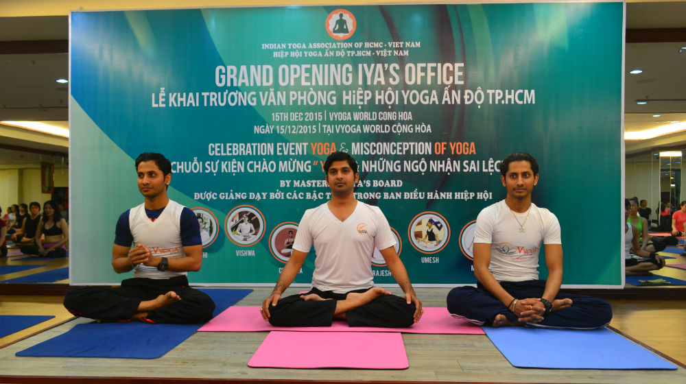 Các thầy giáo dạy Yoga người Ấn Độ chia sẻ với các học viên - Ảnh: Ngọc Mai