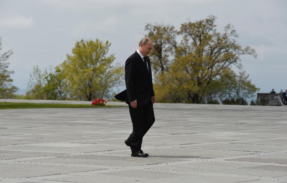 Tổng thống Nga Vladimir Putin có dáng đi như một "xạ thủ" - Ảnh: AFP