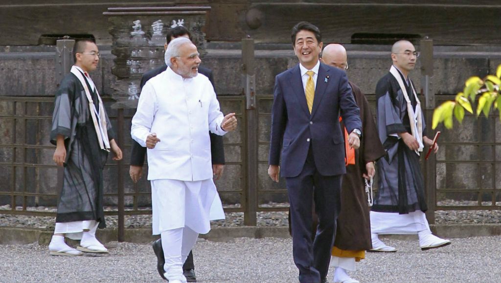 Thủ tướng Ấn Độ Narendra Modi (trang phục trắng) và Thủ tướng Nhật Bản Shinzo Abe mỗi người đã công du 23 nước trong năm 2015 - Ảnh: Reuters