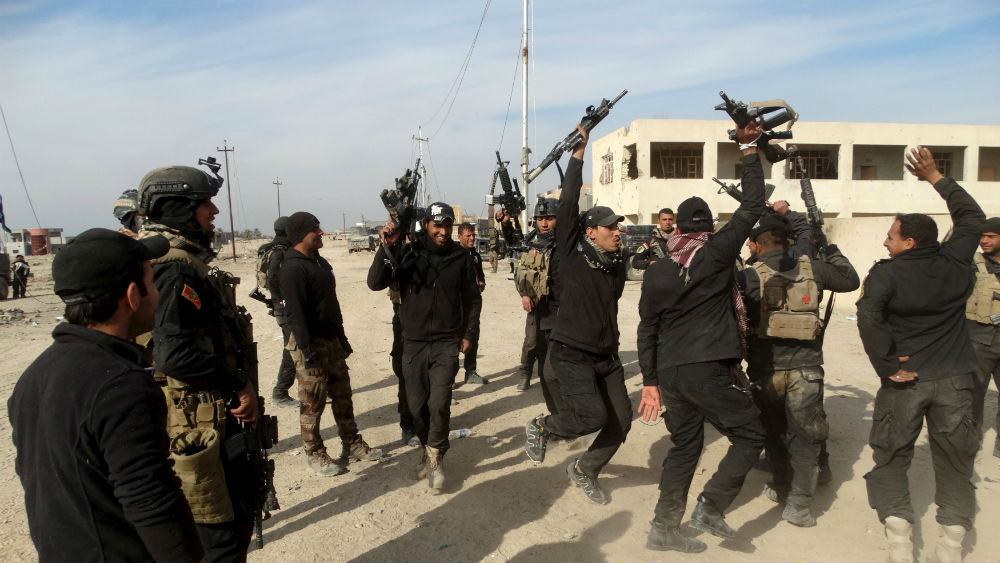 Quân đội Iraq vui mừng sau khi đánh bật IS khỏi Ramadi ngày 27.12.2015 - Ảnh: Reuters