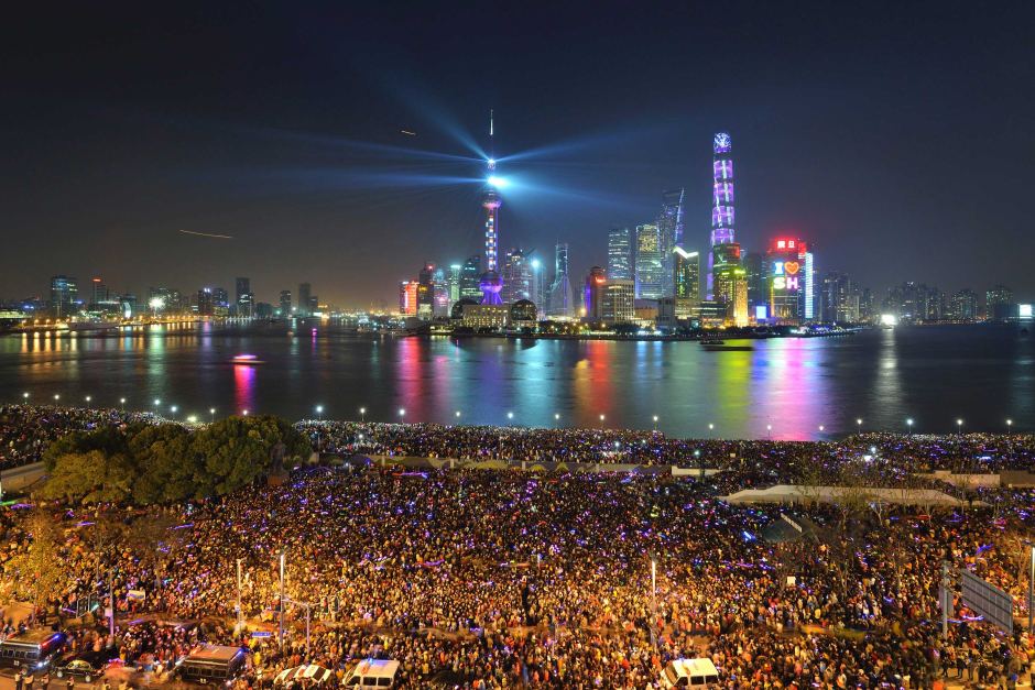 Hàng nghìn người đón năm mới 2015 tại Bến Thượng Hải trước khi xảy ra thảm kịch giẫm đạp - Ảnh: Reuters