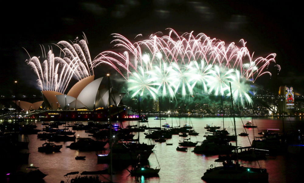 Pháo hoa mừng năm mới 2016 thắp sáng Nhà hát Opera Sydney - Ảnh: Reuters