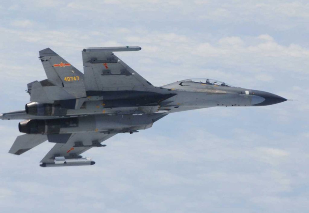 Trung Quốc có thể điều thêm nhiều máy bay quân sự ra các đảo nhân tạo xây phi pháp trên Biển Đông - Ảnh: Reuters