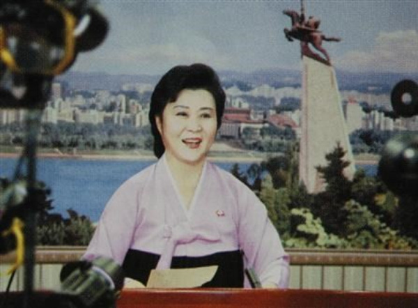 Nữ phát thanh viên gạo cội của Triều Tiên, bà Ri Chun-hee thông báo Triều Tiên thử thành công bom nhiệt hạch ngày 6.1 - Ảnh: Reuters