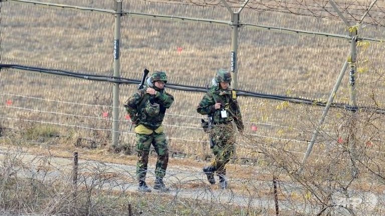 Binh sĩ Hàn Quốc đi tuần dọc biên giới liên Triều - Ảnh: AFP
