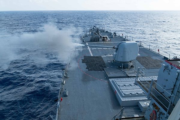 Khu trục hạm USS Curtis Wilbur (DDG 54) thuộc Hạm đội 7 Hải quân Mỹ  thực hành bắn đạn thật khi đang tuần tiễu trên Biển Đông ngày 15.1.2016 - Ảnh: Hải quân Mỹ