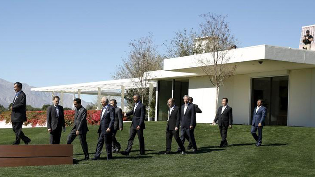 Tổng thống Mỹ cùng lãnh đạo ASEAN ra sân vườn chụp ảnh chung ở Sunnylands ngày 16.2 - Ảnh: Reuters