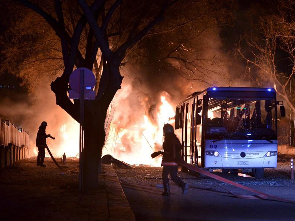 Hiện trường vụ đánh bom xe buýt chở lính ở Ankara tối ngày 17.2 làm 28 người chết - Ảnh: Reuters
