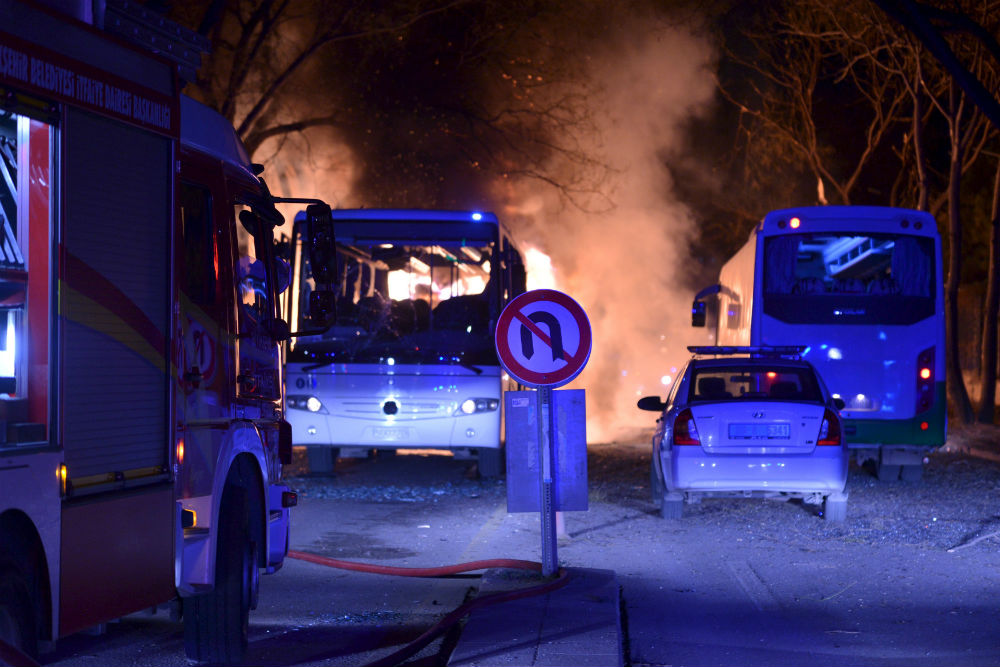 Xe cứu hỏa tại hiện trường vụ đánh bom ở Ankara ngày 17.2 - Ảnh: Reuters