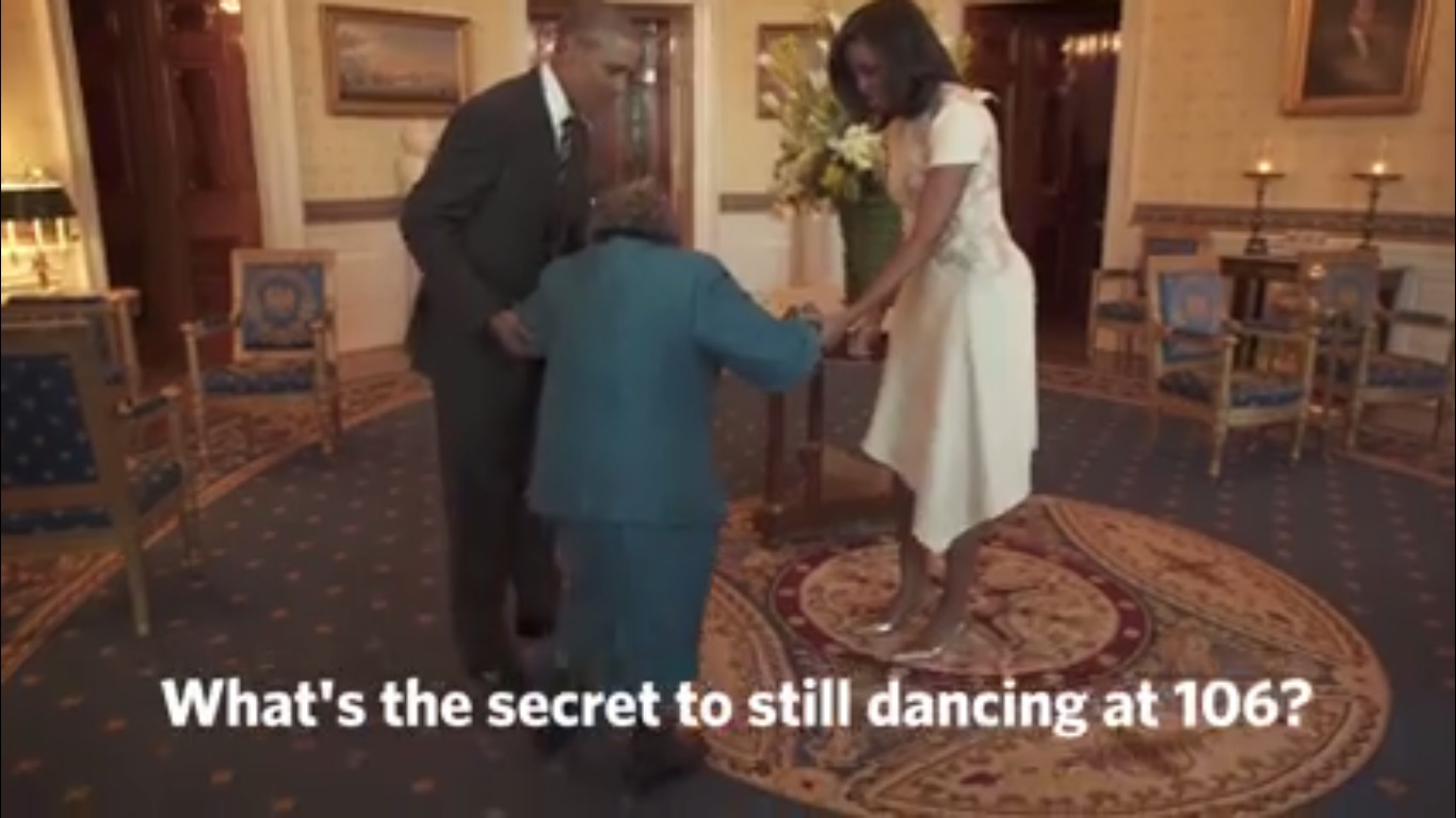 Tổng thống Mỹ Barack Obama và phu nhân Michelle Obama nhảy múa cùng cụ bà 106 tuổi tại Nhà Trắng - Ảnh: chụp từ video