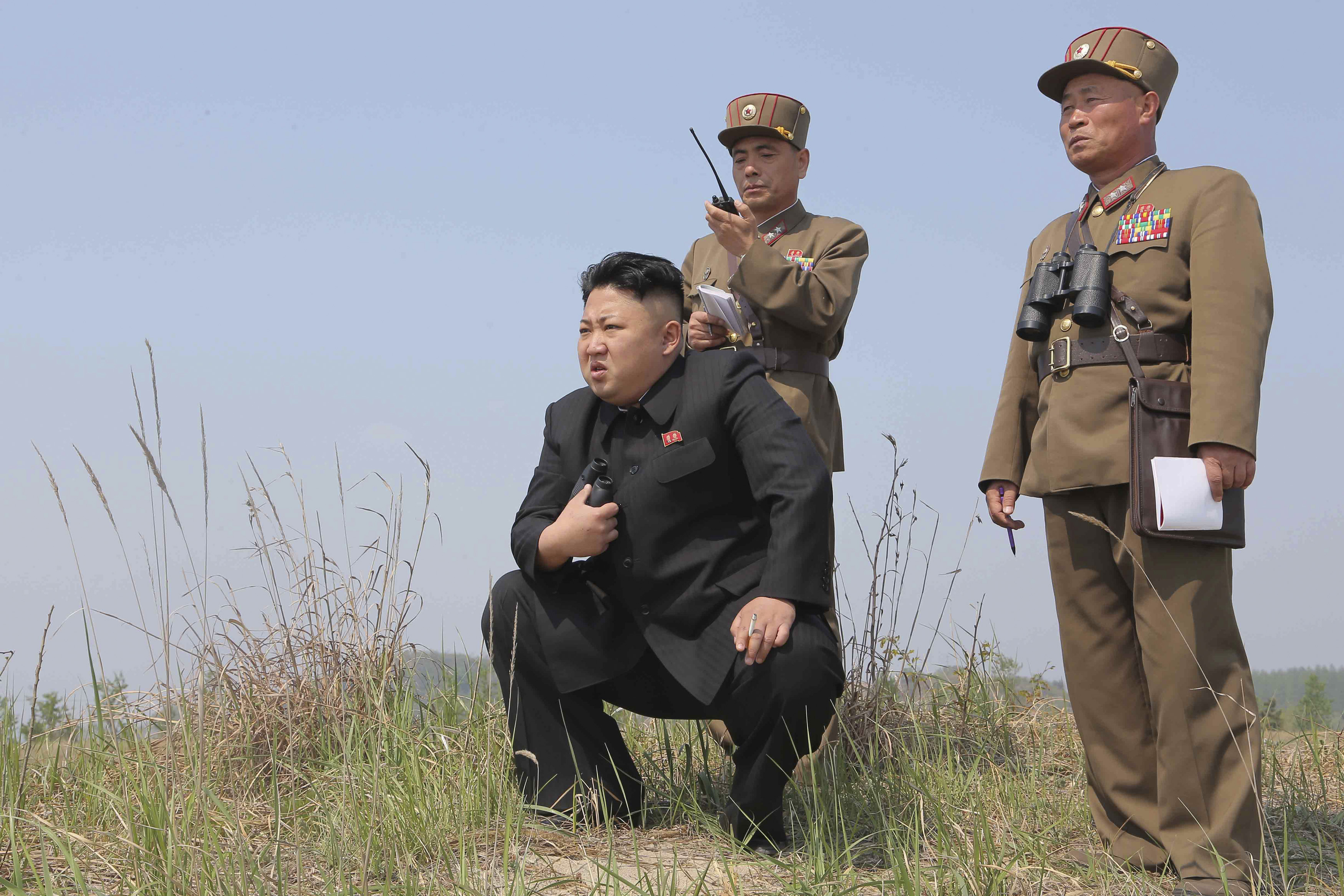Lãnh đạo Triều Tiên Kim Jong-un lệnh cho quân đội sẵn sàng sử dụng vũ khí hạt nhân - Ảnh: Reuters