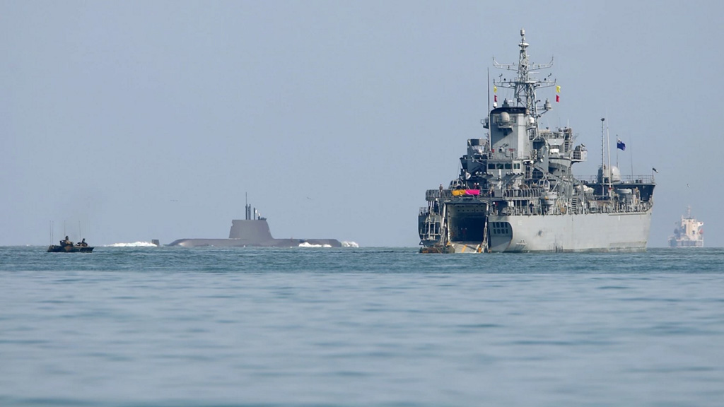 Tàu đổ bộ và tàu ngầm Hàn Quốc ở phía đông nam cảng Pohang ngày 7.3.2016 tham gia tập trận chung với Mỹ - Ảnh: AFP