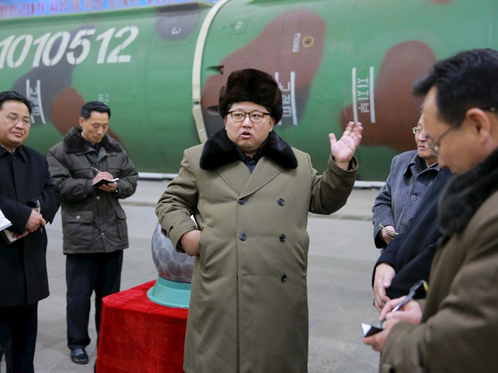 Lãnh đạo Triều Tiên Kim Jong-un gặp các nhà khoa học nghiên cứu về vũ khí hạt nhân, ảnh do KCNA phát ngày 9.3.2016 - Ảnh: Reuters