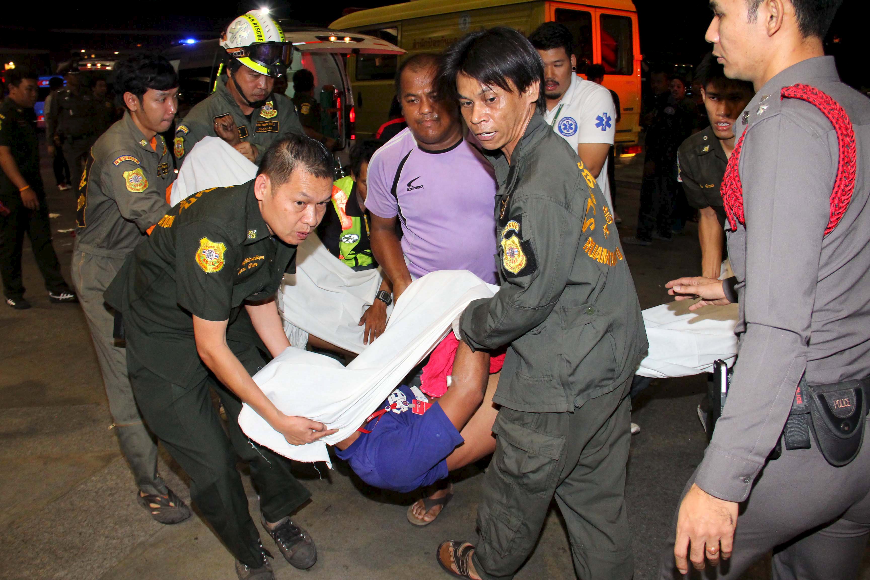 Giải cứu nạn nhân tại trụ sở Ngân hàng thương mại Siam ở Bangkok tối 13.3 - Ảnh: Reuters