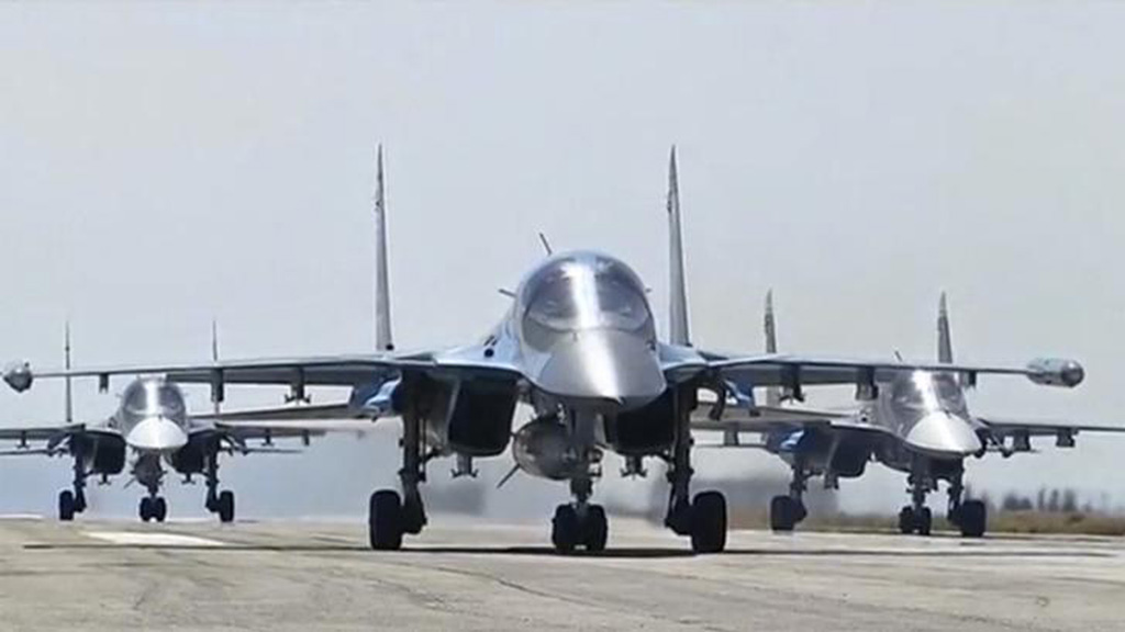 Tốp máy bay ném bom Su-34 của Nga cất cánh từ căn cứ quân sự Hmeymim tại Syria để về nước ngày 15.3.2016 - Ảnh Reuters chụp màn hình video của Bộ Quốc phòng Nga