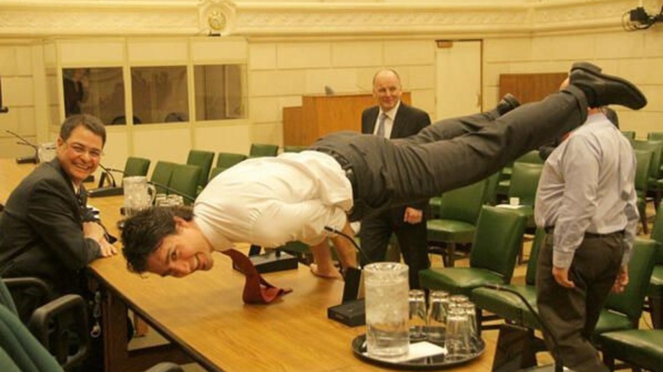 Thủ tướng Canada Trudeau trổ tài yoga với tư thế chim công - Ảnh: Twitter của ông Trudeau