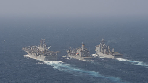 Nhóm tàu đổ bộ Mỹ tuần tra Biển Đông ngày 29.3, từ trái sang: tàu đổ bộ USS Boxer, tàu tiếp tế Walter S. Diehl và tàu đổ bộ USS Harpers Ferry - Ảnh: Hải quân Mỹ
