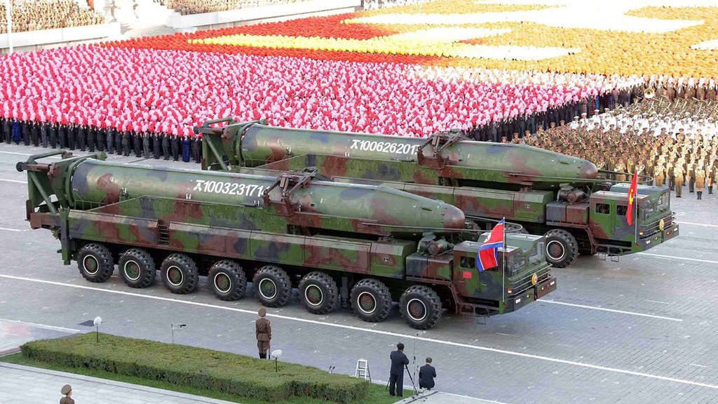 Tên lửa liên lục địa KN-08 của Triều Tiên tại buổi duyệt binh ngày 13.10.2015 ở Bình Nhưỡng - Ảnh: AFP