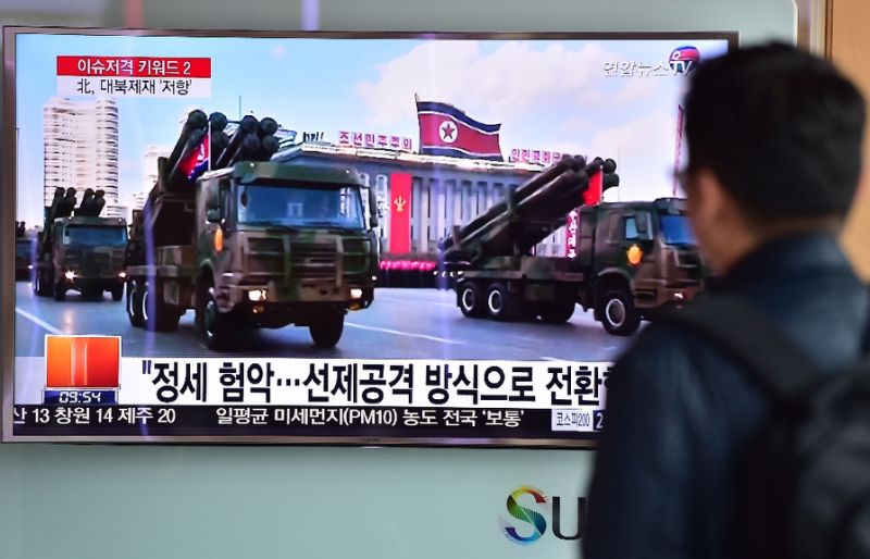 Xe tải chở hệ thống phóng đa nòng của Triều Tiên tham gia duyệt binh - Ảnh: Reuters