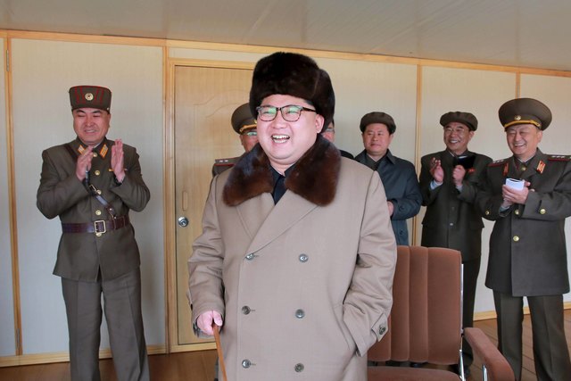 Lãnh đạo Triều Tiên Kim Jong-un trực tiếp chỉ đạo vụ thử động cơ mới của tên lửa liên lục địa - Ảnh: Reuters