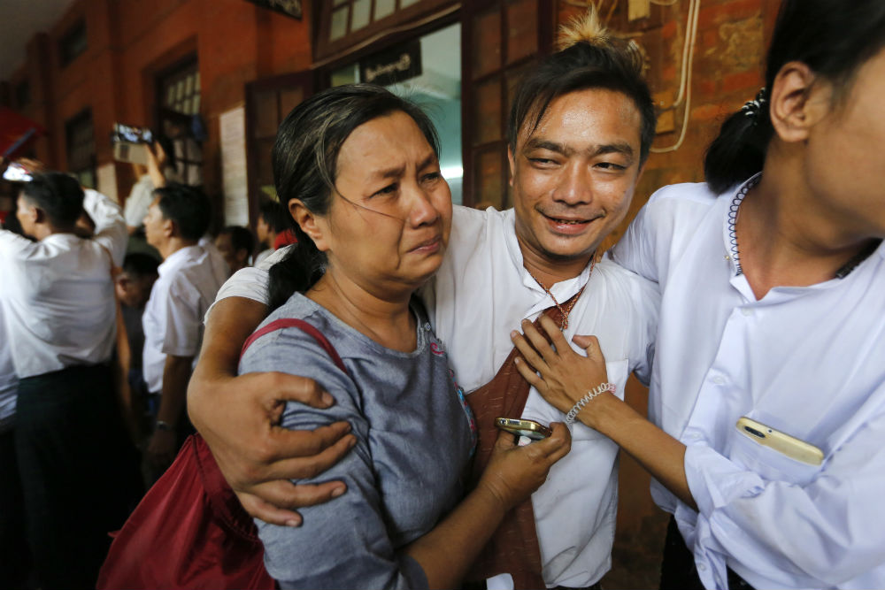 Sinh viên (nam, áo trắng) từng bị bắt trong cuộc biểu tình năm 2015 đã được thả tự do và gặp lại người thân - Ảnh: Reuters