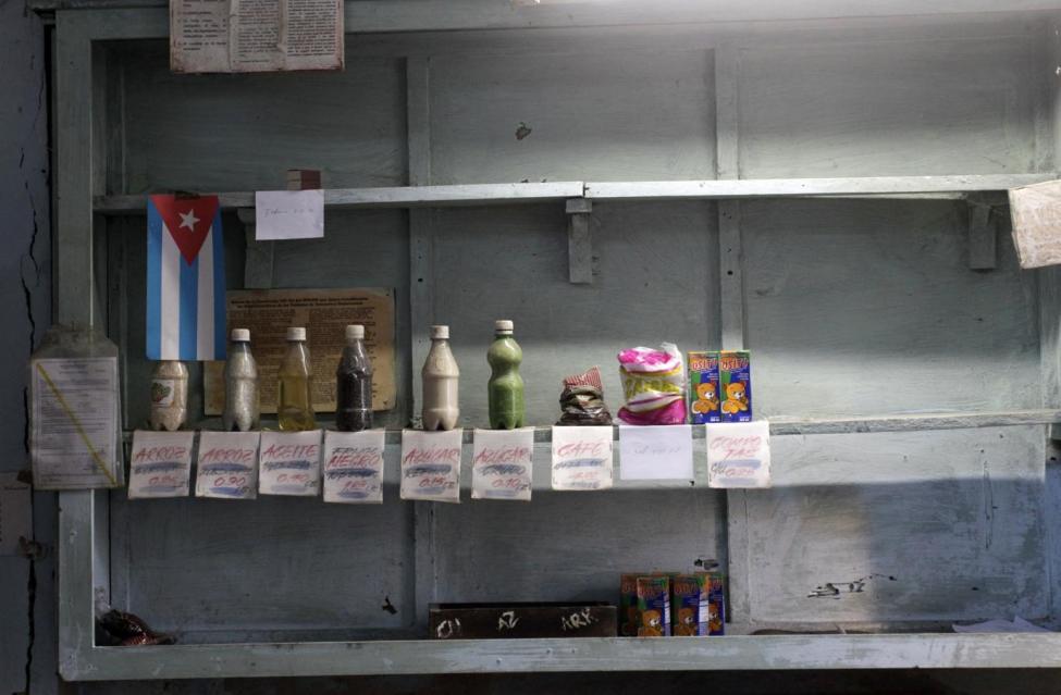 Các mặt hàng nhu yếu phẩm được bày bán ở cửa hàng mậu dịch quốc doanh tại Cuba - Ảnh: Reuters