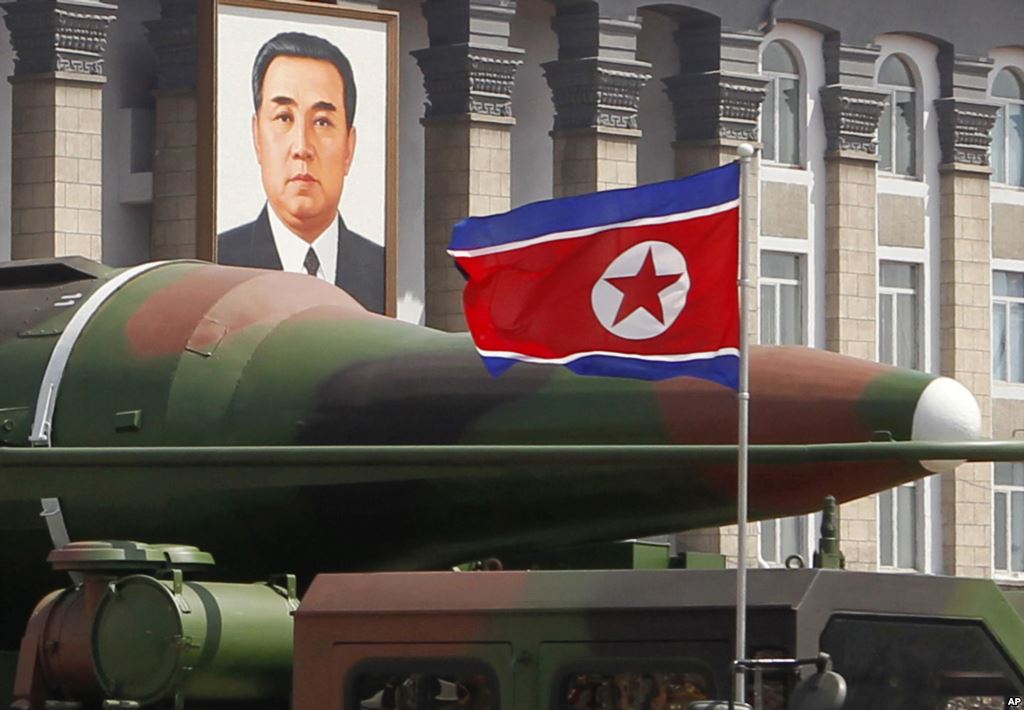 Tên lửa đạn đạo KN-08 của Triều Tiên trong buổi duyệt binh năm 2015 - Ảnh: Reuters